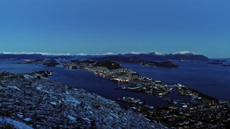 alesund en la entrada del geirangerfjord en la costa occidental de noruega