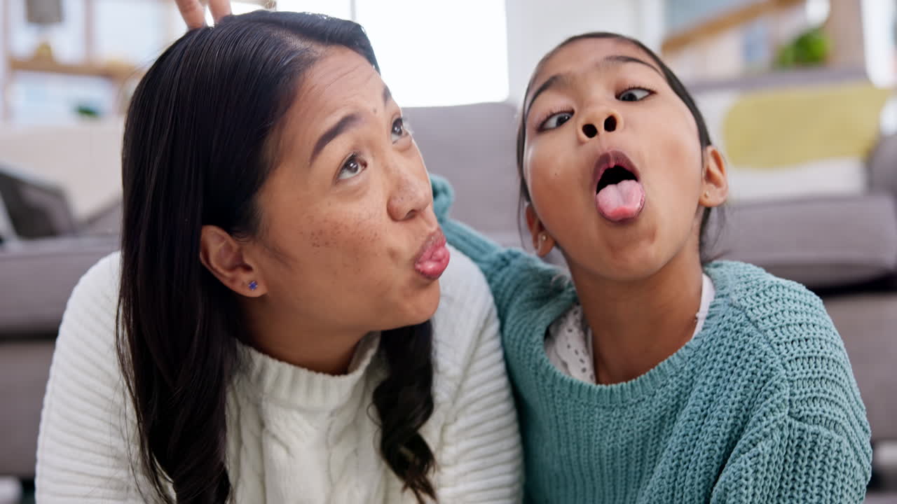 엄마, 아이, 그리고 웃긴 얼굴