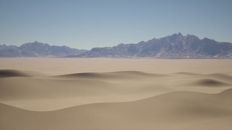 vasto paisaje desértico con dunas de arena y montañas