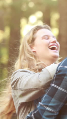 una pareja feliz siendo romántica juntos