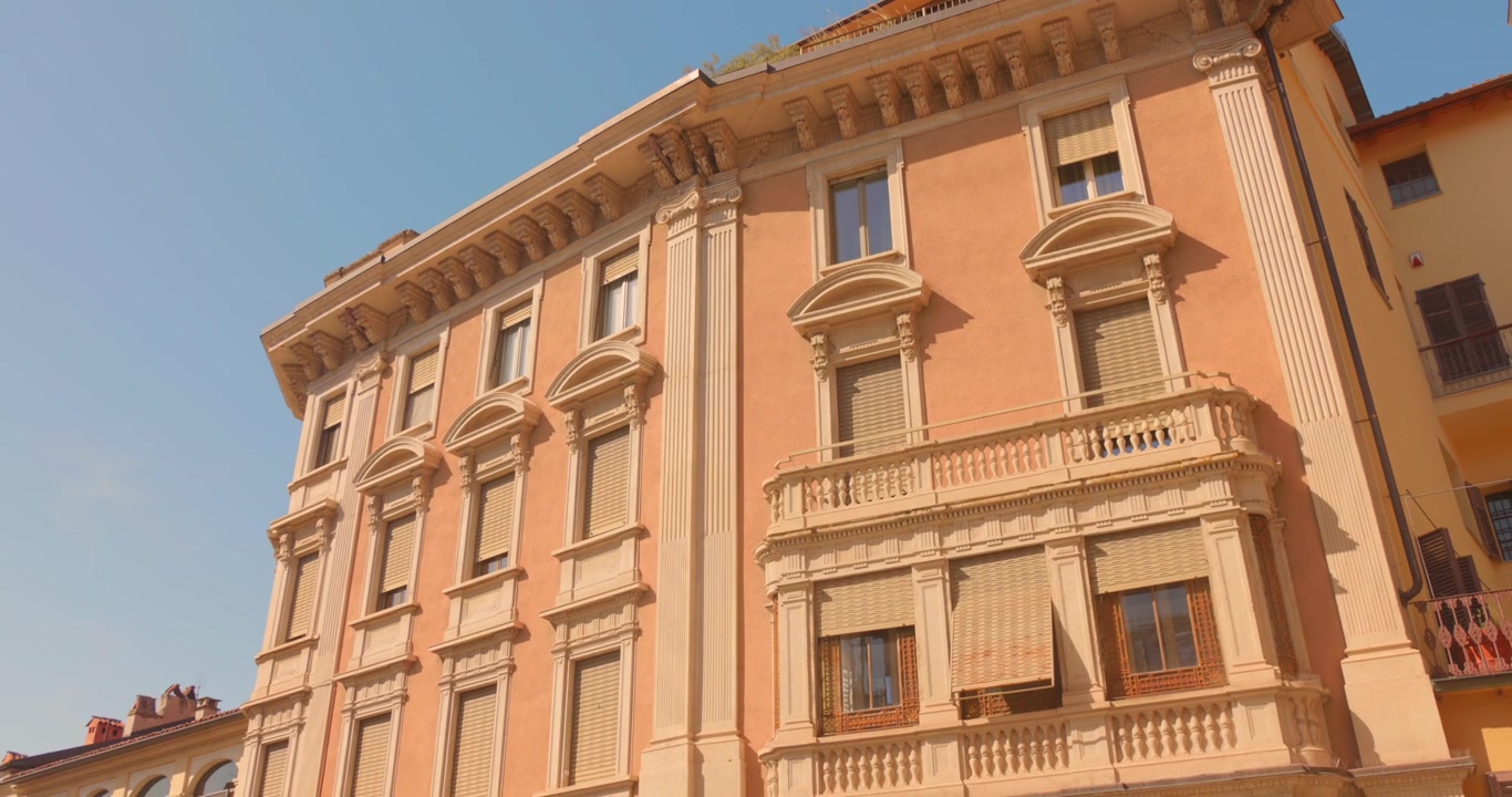 Fachada urbana italiana clássica de vários andares em Mondovì, Piemonte, Itália, com arquitetura tradicional. Tomada em ângulo baixo.