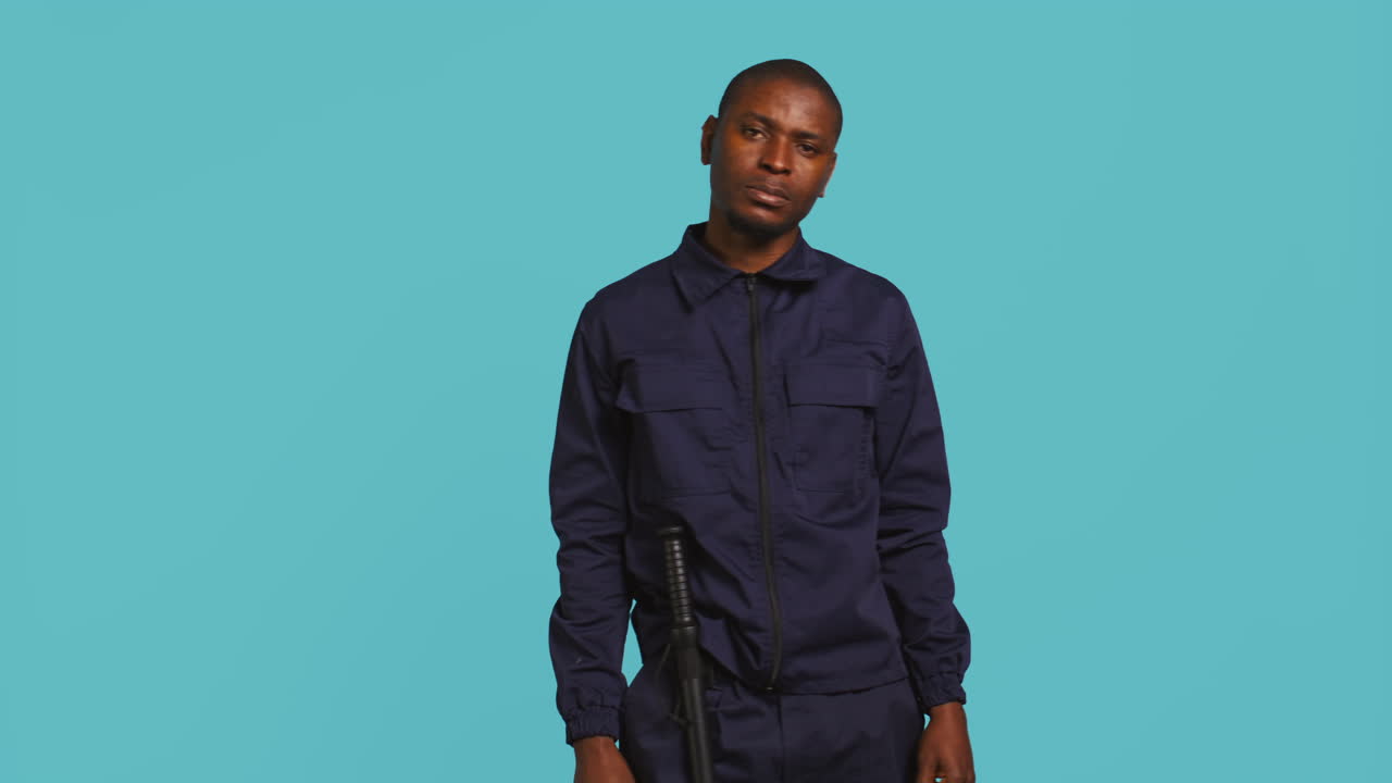 보디가드가 엄지손가락을 내려놓고 손짓을 하는 초상화