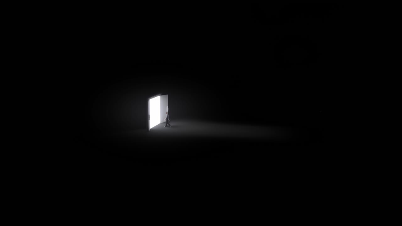 Man loopt naar fel verlichte deur in donkere kamer.
