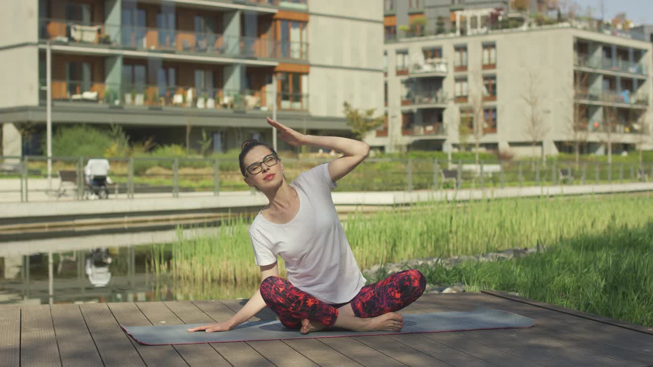 bella joven haciendo yoga al aire libre cerca de casa