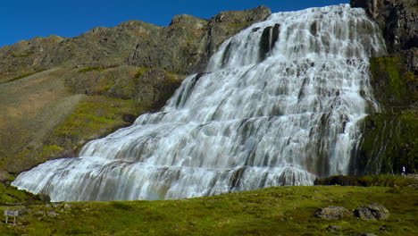 imágenes en cámara lenta de la hermosa cascada de dynjandi en los fiordos occidentales de islandia en un clima soleado durante el verano