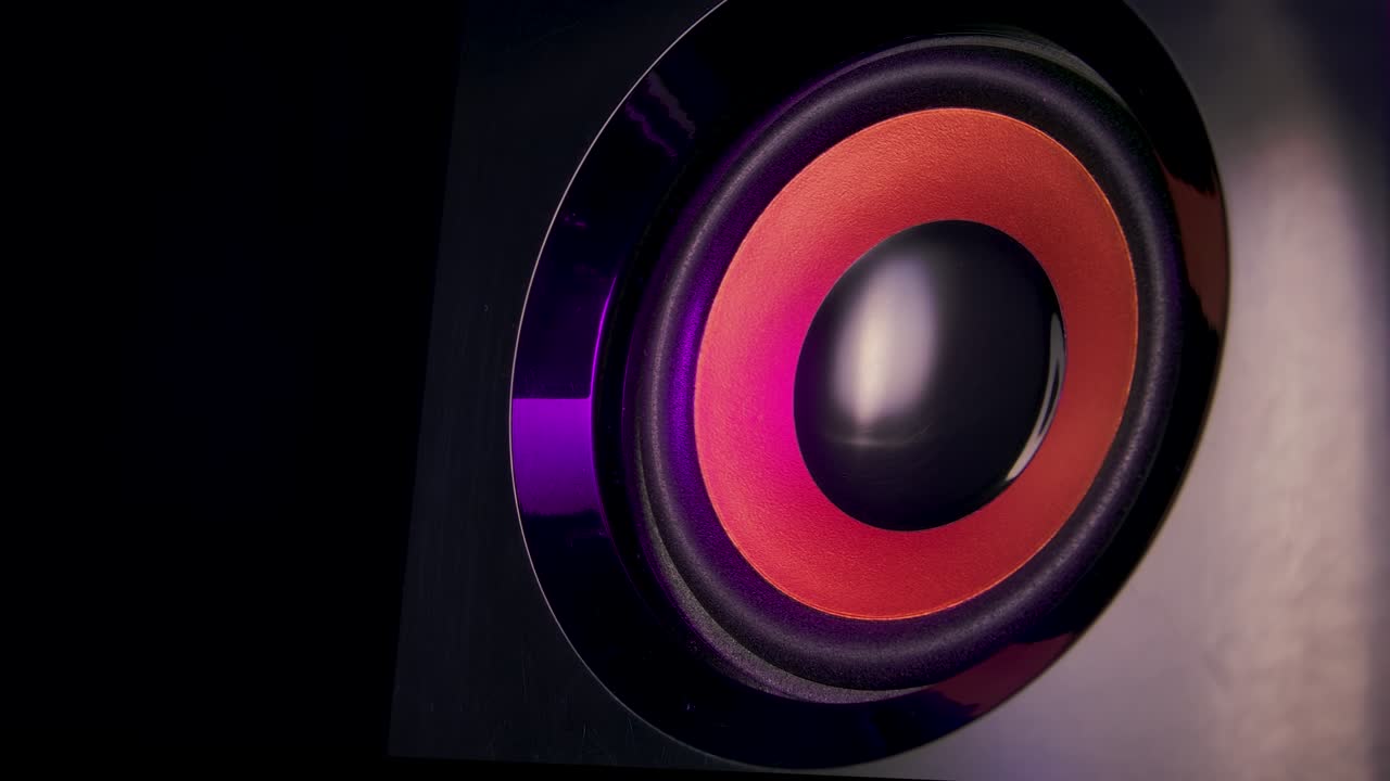다채로운 네온 클럽 조명으로 조명 된 오디오 스피커, 전문 스튜디오 서브 우퍼 스피커 고립, 댄스 음악 파티 컨셉, 클로즈업, 느린 모션