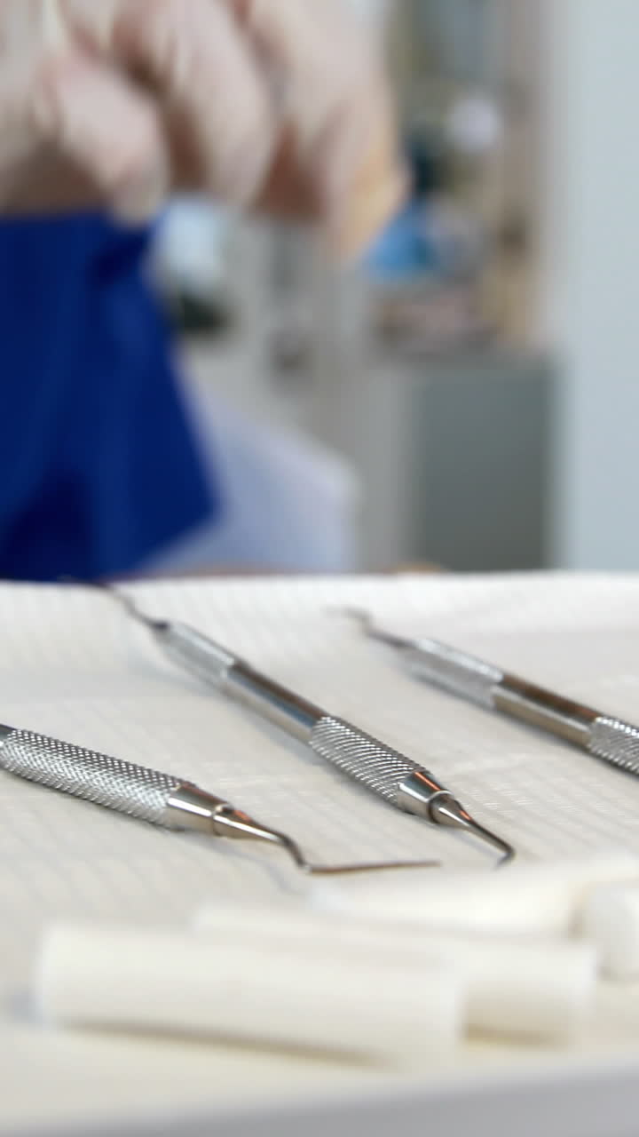 dentista sonriente preparando herramientas dentales