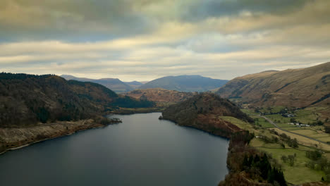 sumérgete en la belleza y el dramatismo del paisaje de cumbria con fascinantes imágenes aéreas tomadas con drones del lago thirlmere rodeado de majestuosas montañas.