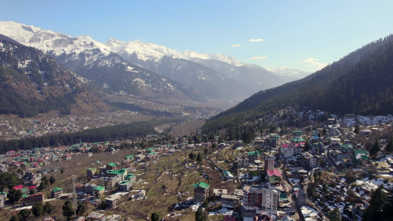 video de seguimiento de ciudad a montaña a montañas nevadas de himachal pradesh en india