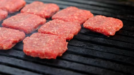 las albóndigas se están cocinando en la barbacoa.