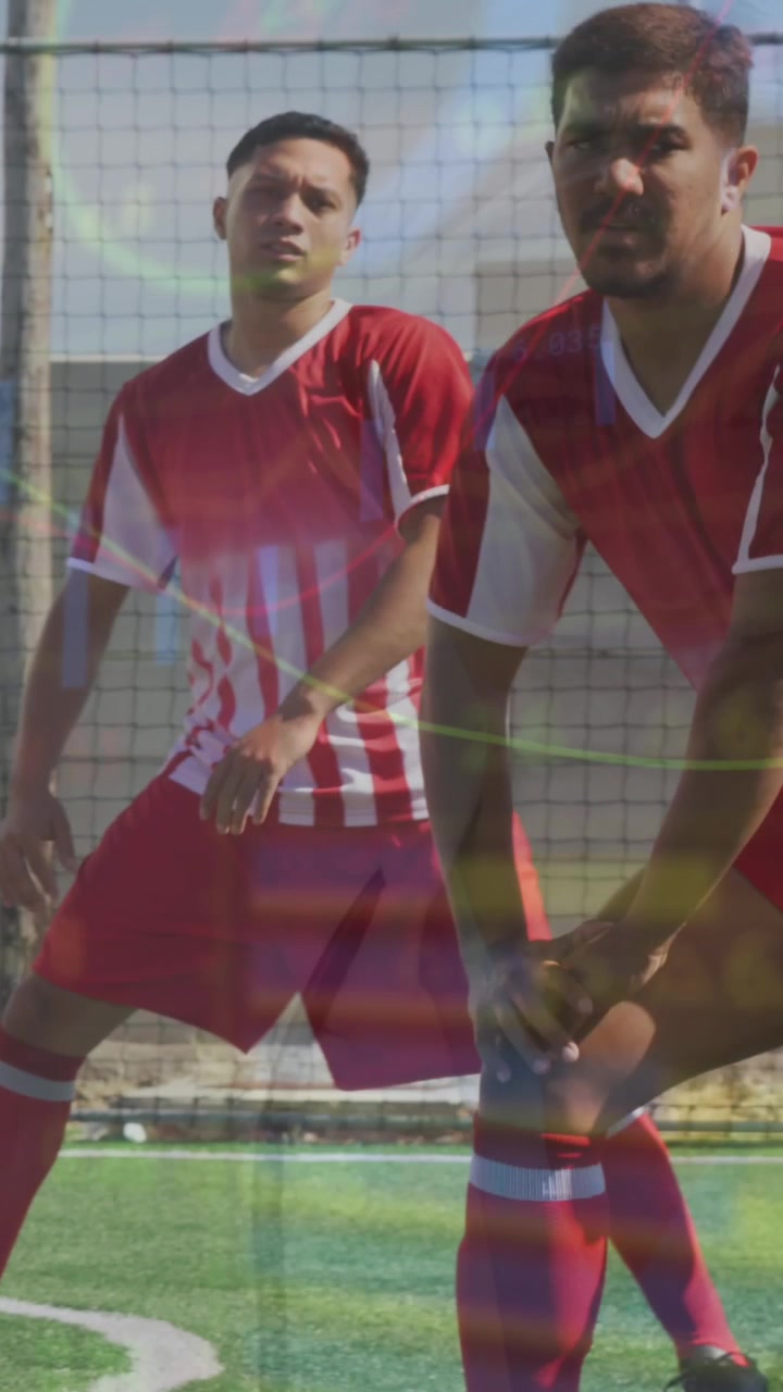 Animazione di un'interfaccia che elabora dati su diversi calciatori maschi che si allungano sul campo.
