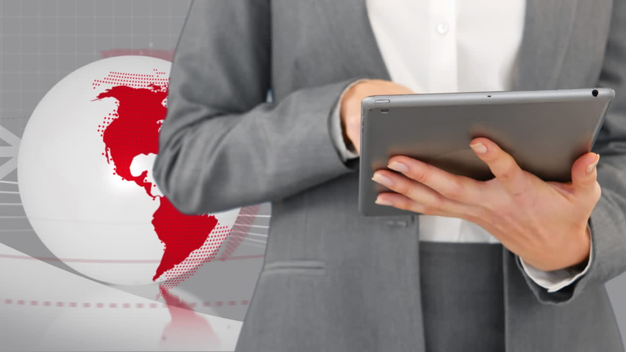 animación de un globo giratorio y una mujer de negocios usando una tableta