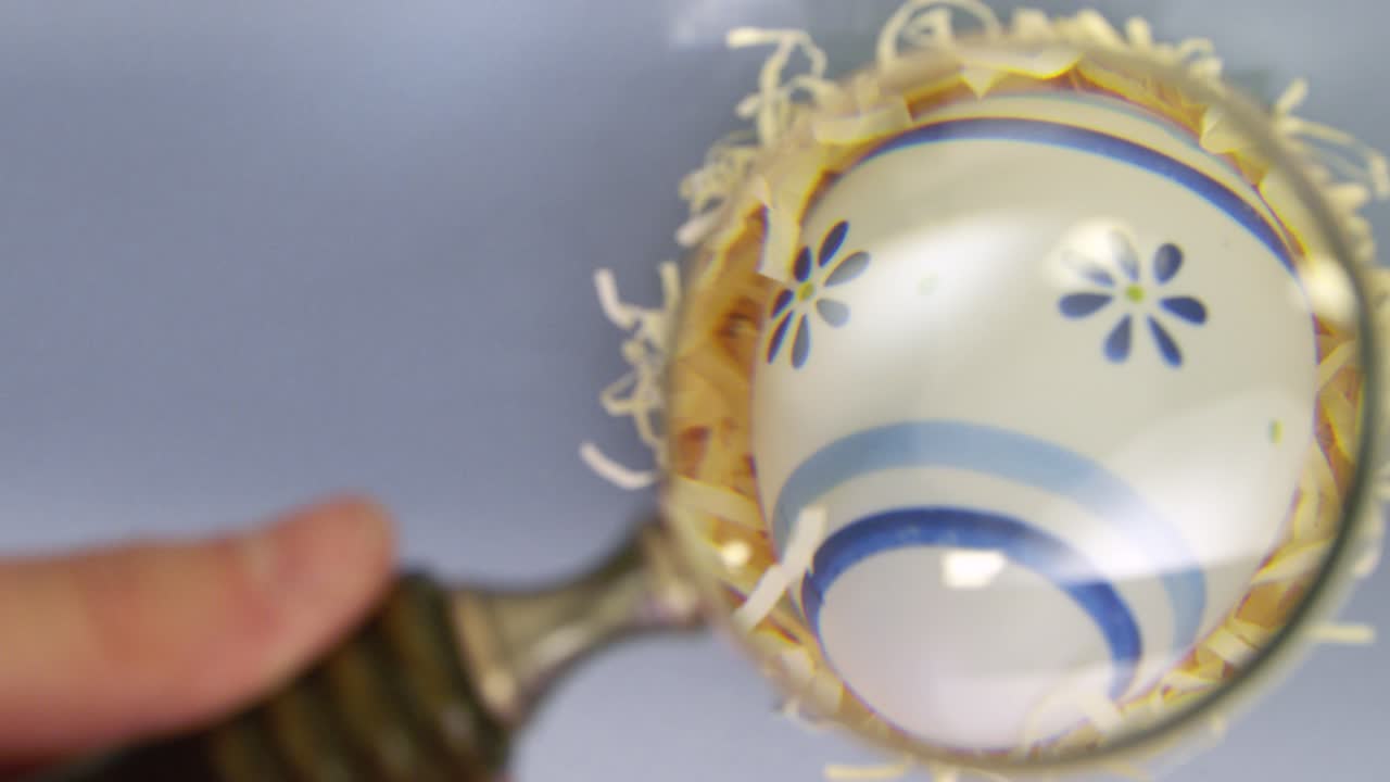 큰 부활절 달걀 위에 돋보기