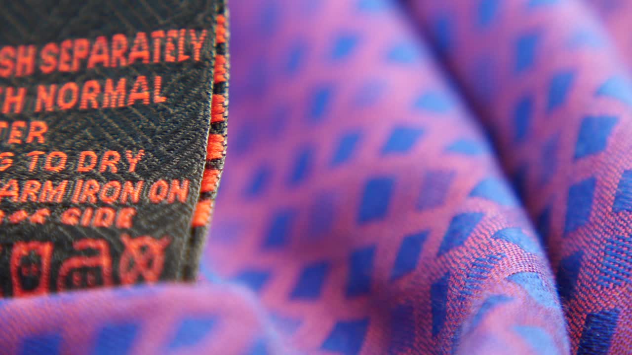 옷 관리 라벨의 클로즈업