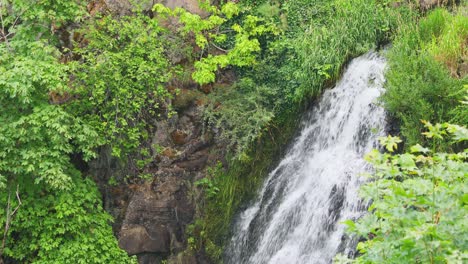 cascada sobre rocas que fluyen del río de montaña en primavera