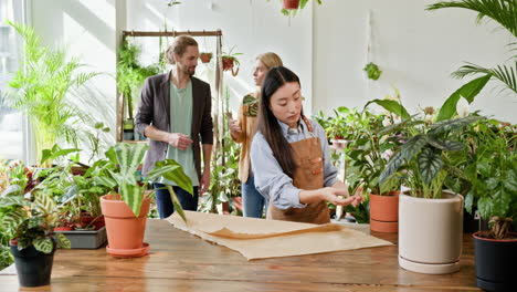 cliente que compra plantas en una tienda de plantas
