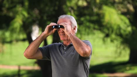hombre viejo usando binoculares