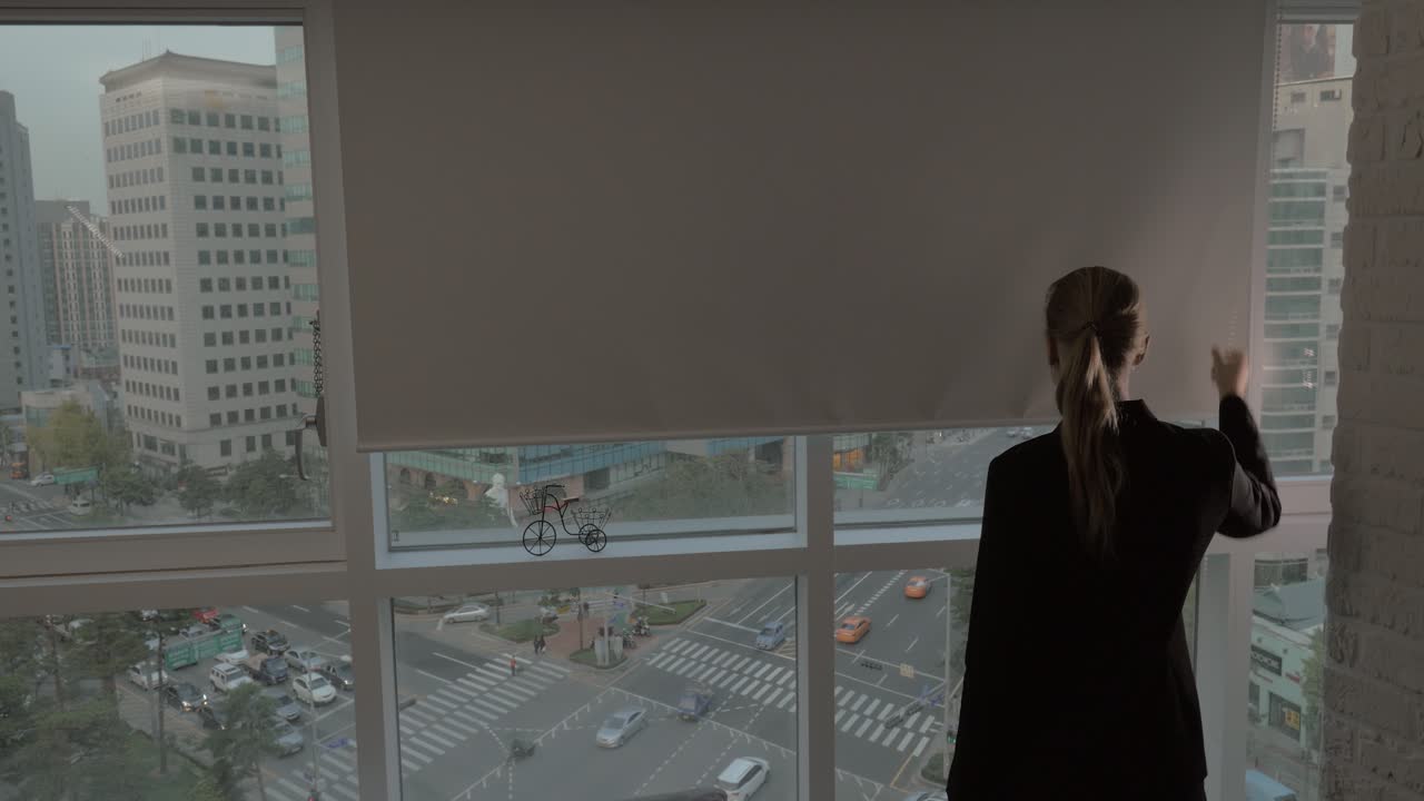 창문 에서 패드와 함께 일하는 사업가 서울 남한