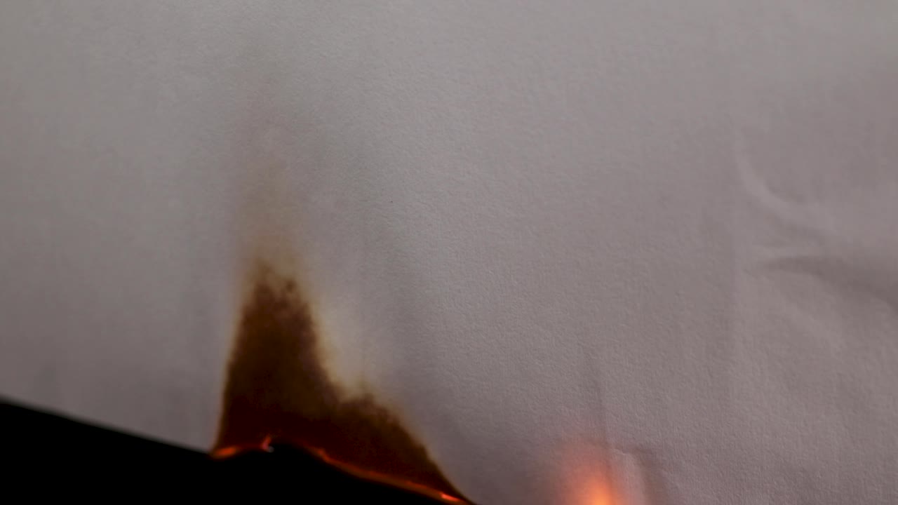 poner fuego de cerillas a la blanca paz colgante de papel se quema y se cae