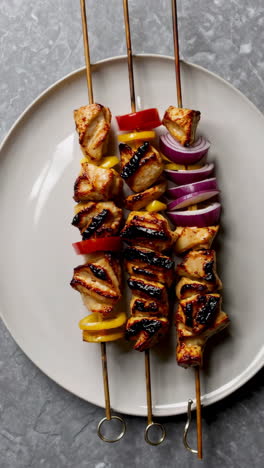 salchichas de pollo a la parrilla con verduras