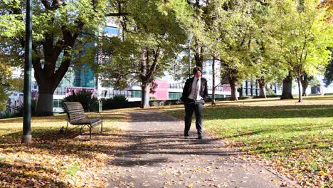 una persona caminando por los jardines de flagstaff, melbourne
