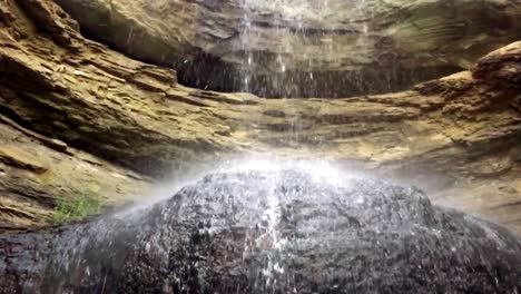 Seltsamer-Wasserfall-Mit-Riesigen-Felsen-Dahinter-|-Natur-|-Zeitlupe