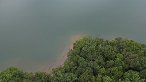 Vista-Aérea-Del-Lago-Lanier-Cerca-Del-Parque-Estatal-Baldridge-En-Cumming,-Georgia.