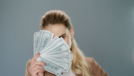 Mujer-Sensual-Con-Ventilador-De-Dinero.-Mujer-De-Negocios-Joven-Mostrando-Dinero-En-Efectivo-Fan