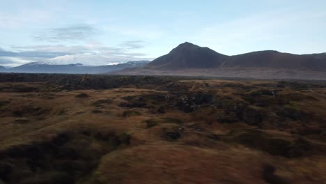 volando sobre musgo al atardecer en islandia