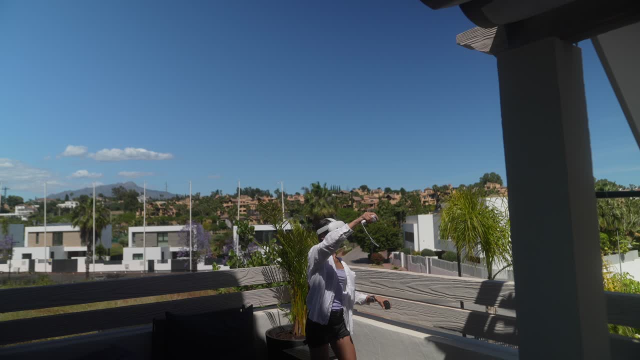 mujer experimentando realidad virtual en un balcón