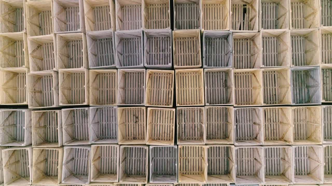 창고에서 접힌 빈 나무 상자, 과일과 채소 수확을 위해 설계된 상자