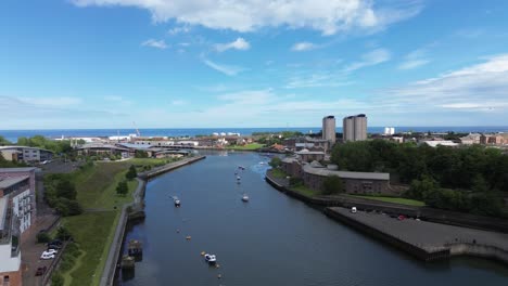 Luftaufnahme-Des-Flusses-Wear-In-Der-Stadt-Sunderland-Mit-Der-Nordsee-In-Der-Ferne