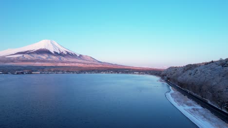 Landstraße-In-Japan-Neben-See-Mit-Mt.-Fuji-Und-Verschneiten-Wald