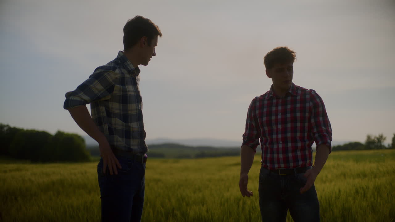 밀 에서 논의 하는 농부 들