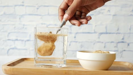 preparación de una bebida de hierbas: mezcla de polvo en agua
