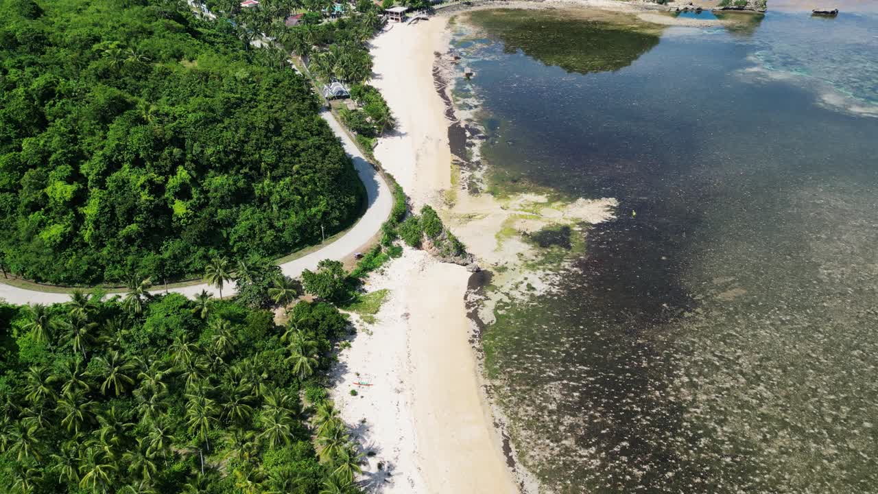 vista aérea sobre el paisaje marítimo tranquilo en virac, catanduanes, filipinas - toma de avión no tripulado