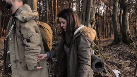 couple caucasien randonnée dans la forêt.