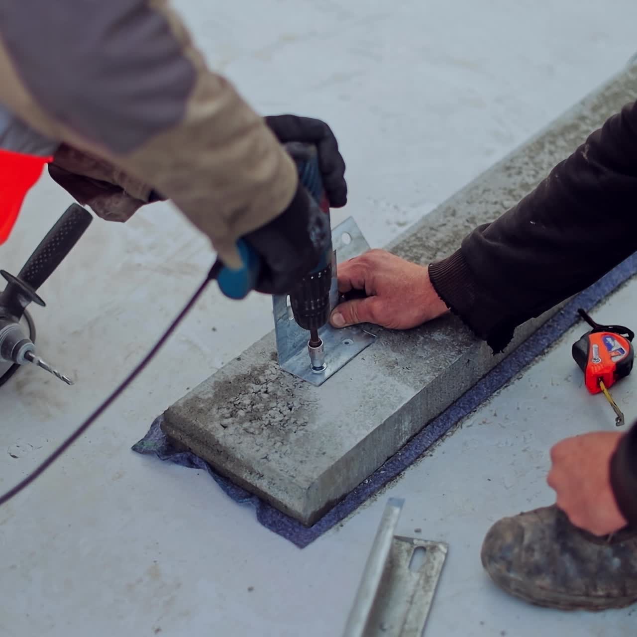 Elettricista che installa pannello solare