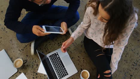 hombres y mujeres ejecutivos trabajando en computadoras portátiles