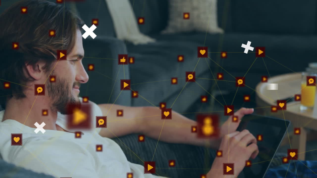 interactuando con la tableta, hombre rodeado de iconos de redes sociales animación