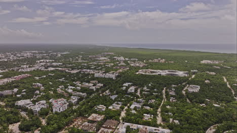 Tulum,-Mexiko:-Luftaufnahme-Eines-V6-Hochhauses-über-Einem-Luxusviertel-Mit-Panoramablick-Auf-Neubaugebiete,-Das-Stadtzentrum-Und-La-Veleta-–-Aufgenommen-Mit-Mavic-3-Pro-Cine-–-Juli-2023