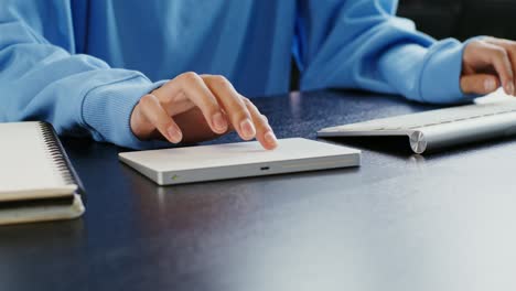 persona que trabaja en una computadora en un escritorio