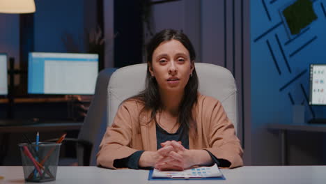 pov de una mujer de negocios agotada hablando con un equipo de negocios remoto