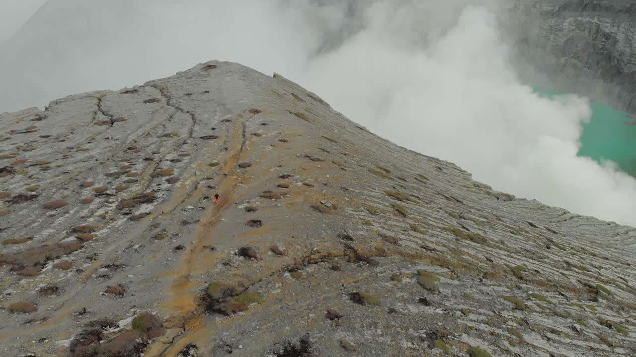Fajar Vulkanik Berkabut Kawah Ijen. Indonesia, Jawa