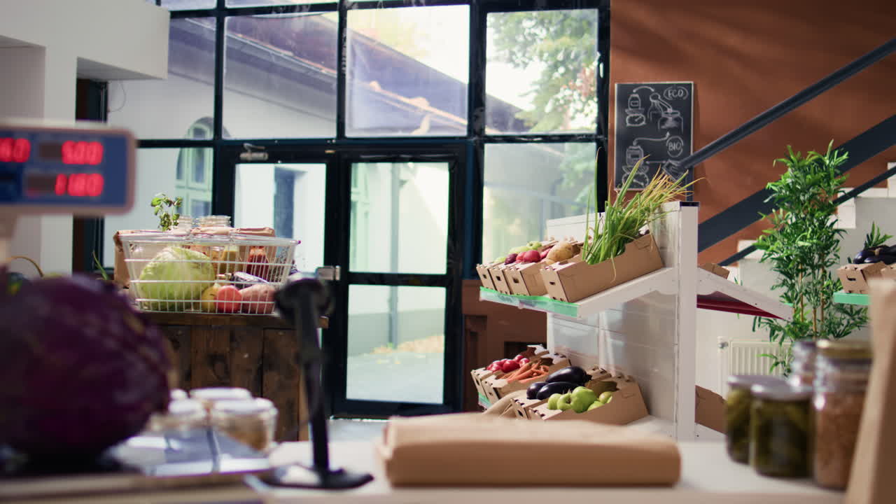 재사용 가능한 항아리에 보관된 대량 제품