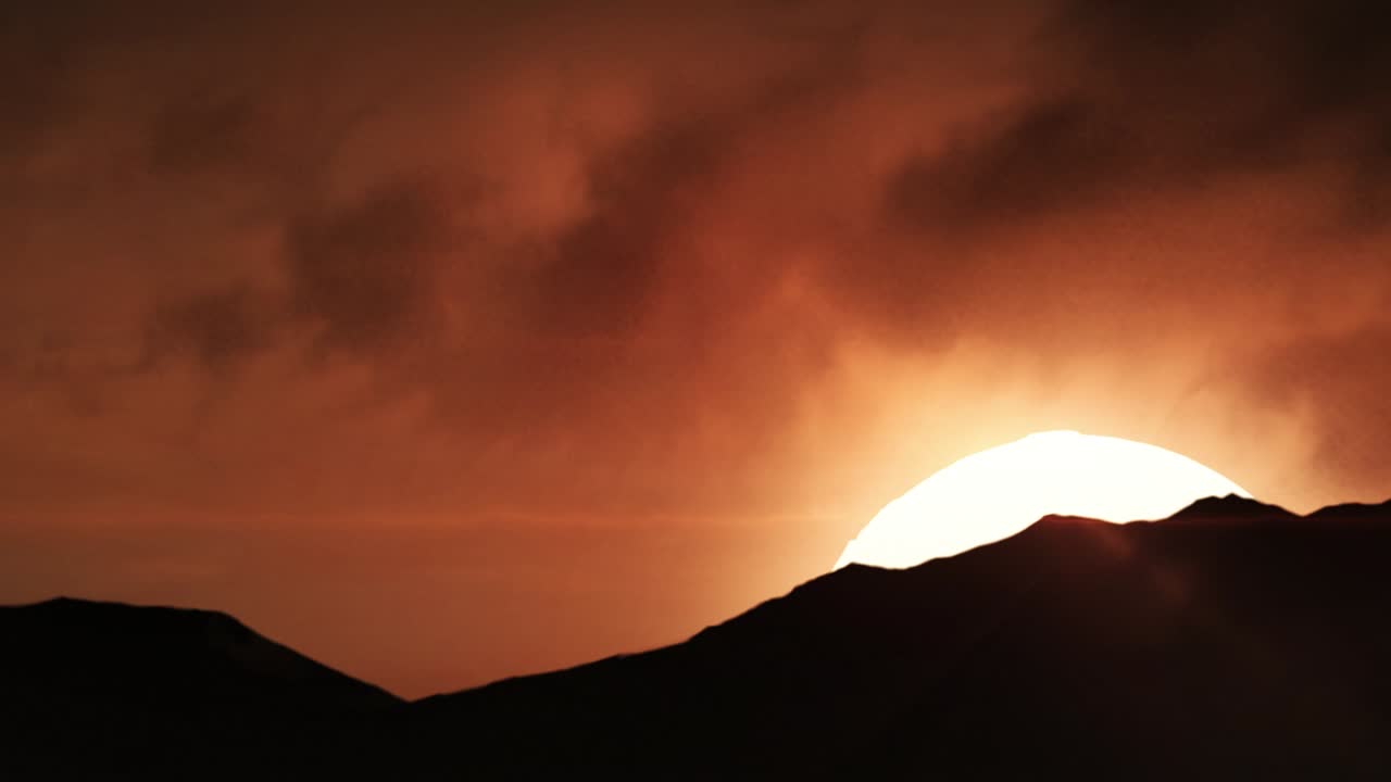 산 위에서 해가 뜨거나 해가 지는 것