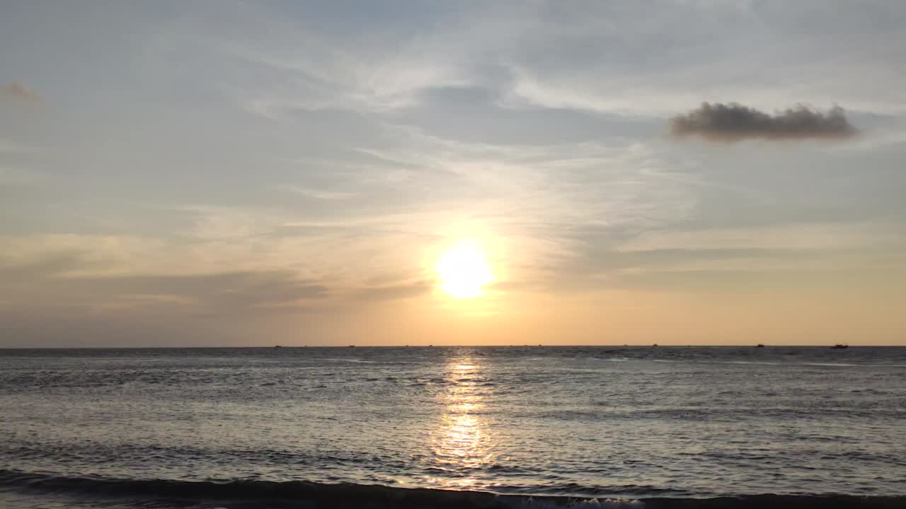 푸른 하늘과 낮의 조류로 코치 요새의 바다 위에 아름다운 해가 지는 장면