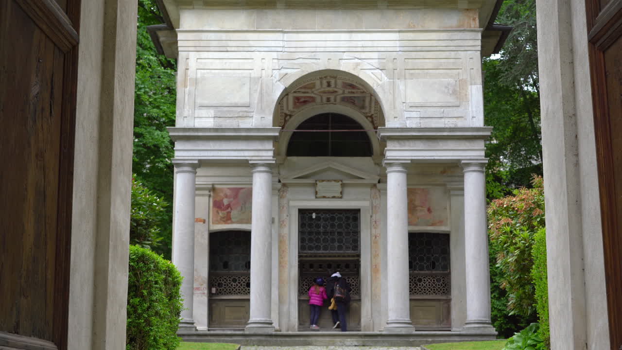 이탈리아의 유네스코 세계 문화 유산인 기독교 신앙 단지인 바랄로의 신성한 산에서의 아름다운 여행