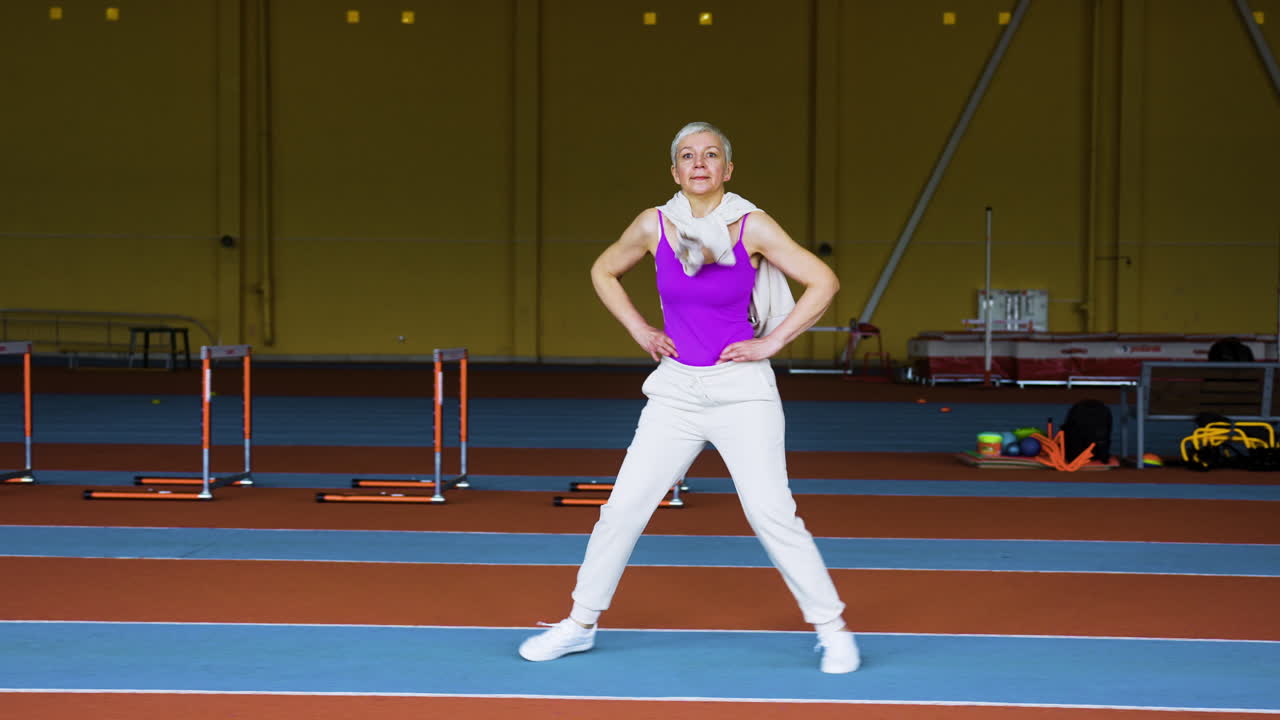 실내에서 워밍업하는 고위 여성