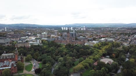 universidad de glasgow en escocia. aéreo hacia adelante